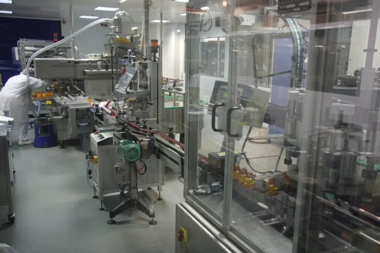 Automated filling and packaging line in a pharmaceutical cleanroom